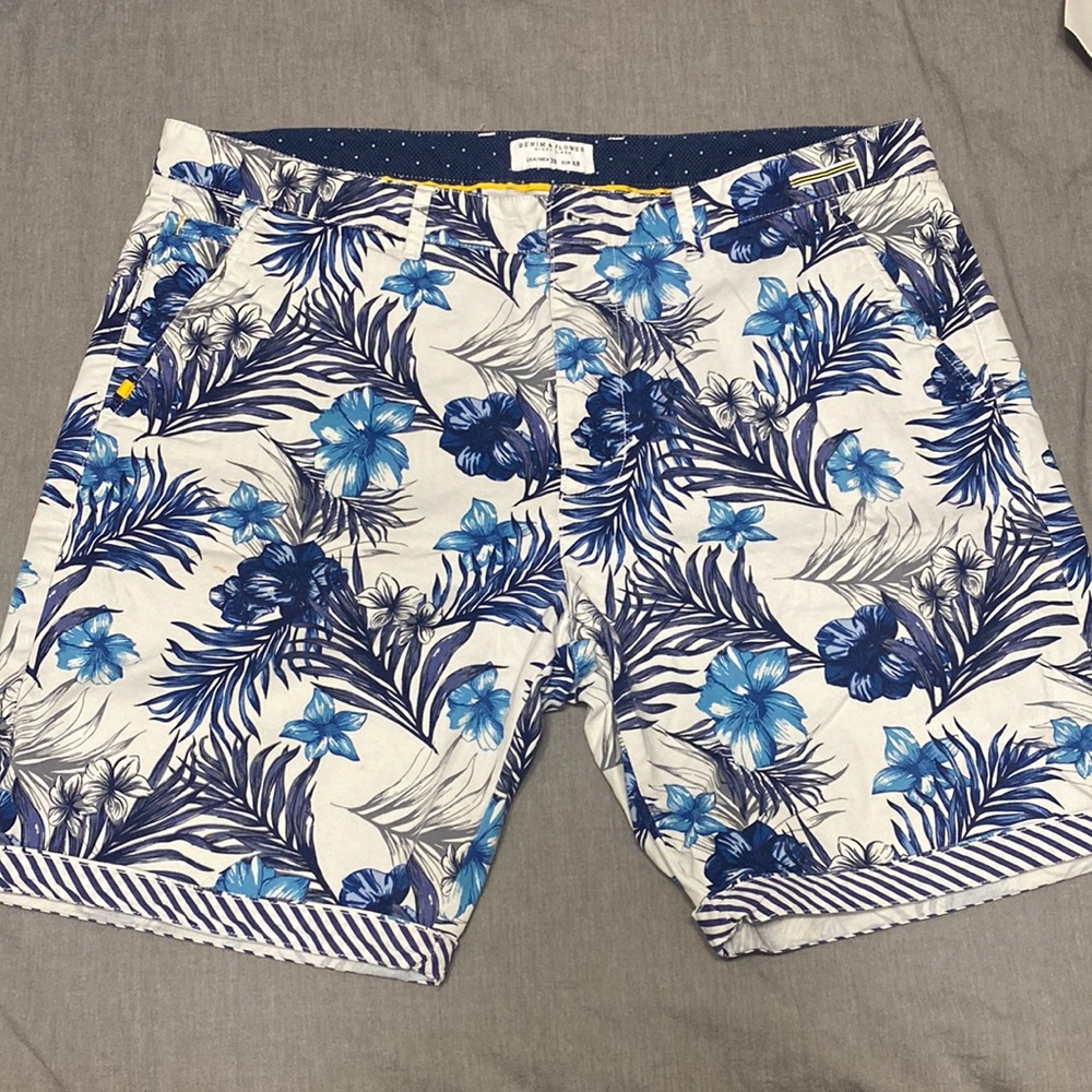 Denim & Flower, tropical print shorts size 38.